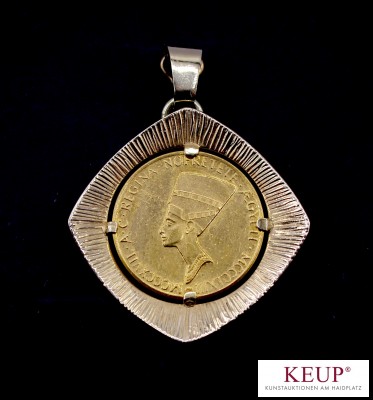 Goldener Münzanhänger