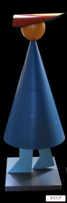 Skulptur aus geometrischen Formen: blauer Kegel
