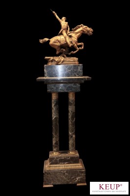 Säule mit Figur